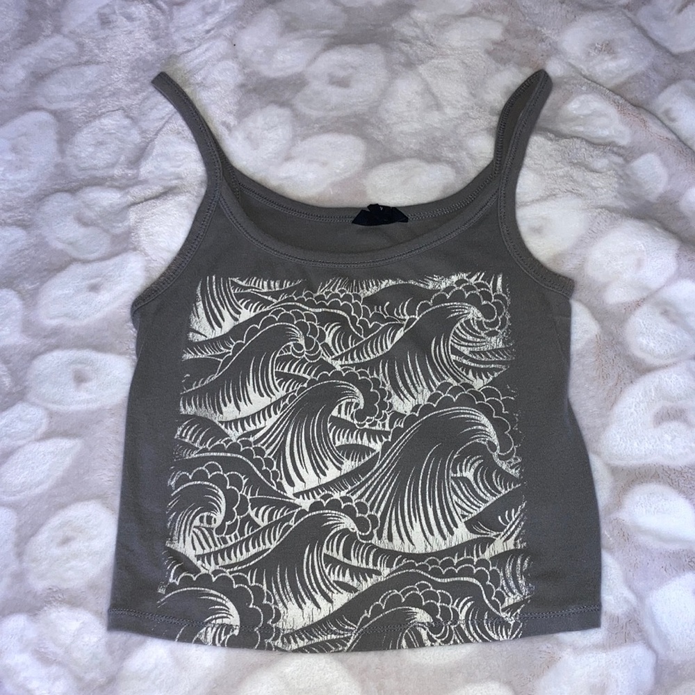 Grey wavys graphic tank